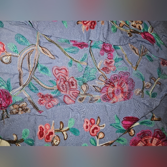 Embroidery off shoulder blouse - Picture 3 of 5